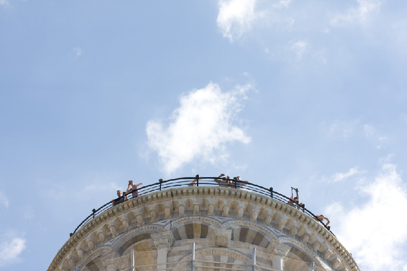 People-on-the-top-of-the-leaning-tower-in-Pisa-Italy