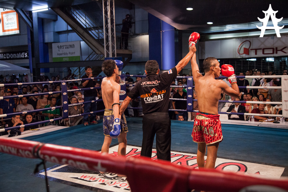 Live Thai Boxing at MBK-Fight-Night-in-Bangkok-05.06.2013